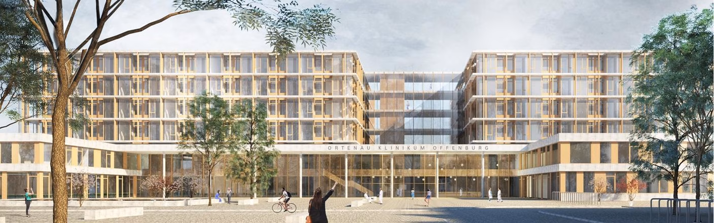 Moderne Klinikfassade mit großen Glasfenstern, umgeben von Bäumen und Menschen, die auf einem Platz vor dem Gebäude gehen und Rad fahren.