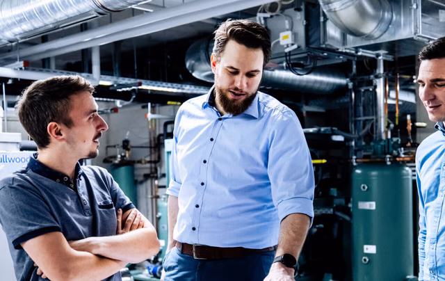 Projektteam Projektteam prüft gemeinsam die Qualität technischer Gebäudeausrüstung und stimmt Maßnahmen zur Qualitätssicherung während der Bauausführung ab.