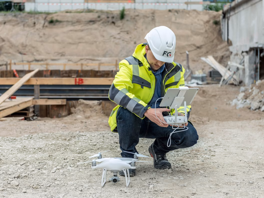 Objektüberwacher nutzt digitale Tools sowie Drohne zur Baukontrolle auf der Baustelle