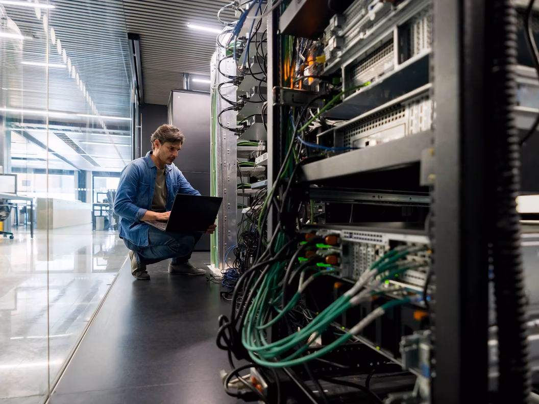 Computertechniker repariert einen Netzwerkserver im Büro