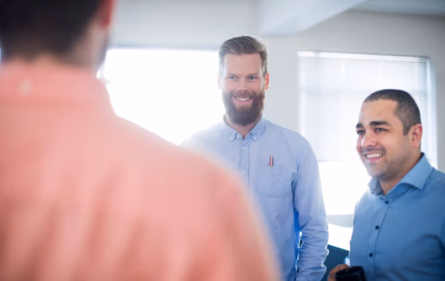 Team im Gespräch über interdisziplinäre Lösungen im Rahmen eines Full Service Portfolios