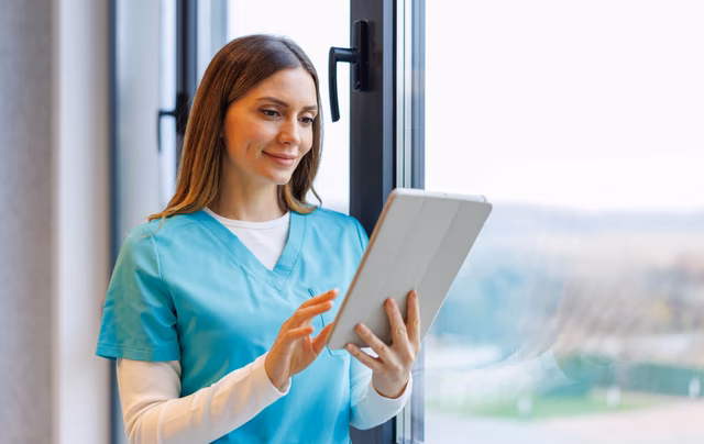 Fachpersonal eines Krankenhauses mit Informationen am iPad