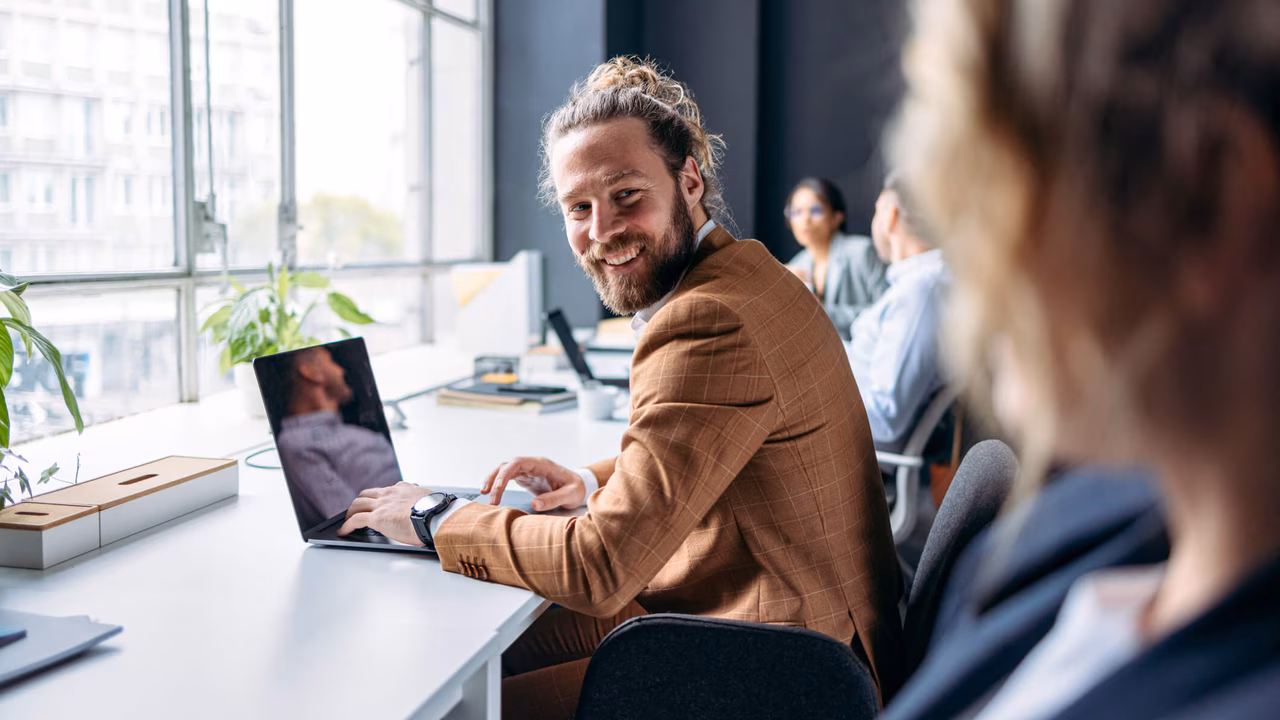 Mann arbeitet im Büro mit cloudgestützten Anwendungen und digitalen Arbeitsprozessen