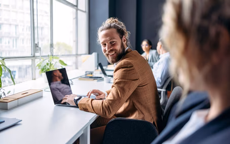 Man working in the office with cloud-based applications and digital work processes