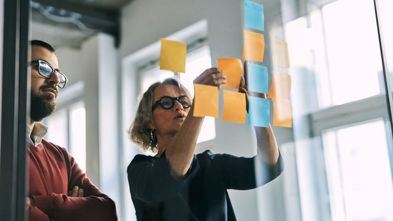 Team arbeitet in einem agilen Workshop an der Weiterentwicklung von Organisation und Prozessen
