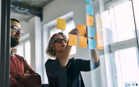 Team arbeitet in einem agilen Workshop an der Weiterentwicklung von Organisation und Prozessen