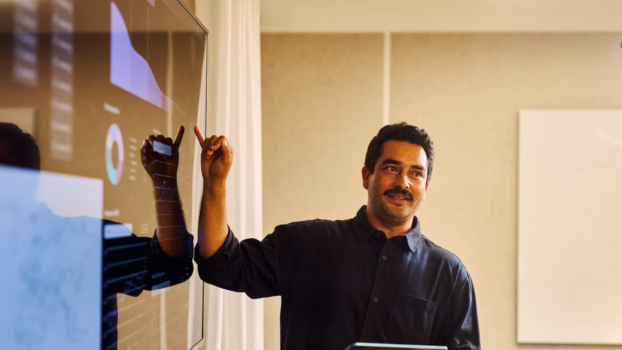 Mann analysiert Daten auf einem Dashboard im Kontext eines modernen Datenmanagements