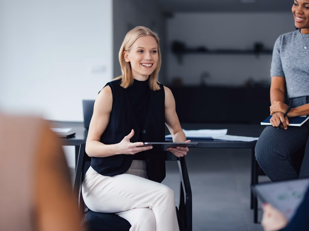 Team Besprechung mit agiler Arbeitsweise und modernen Tools