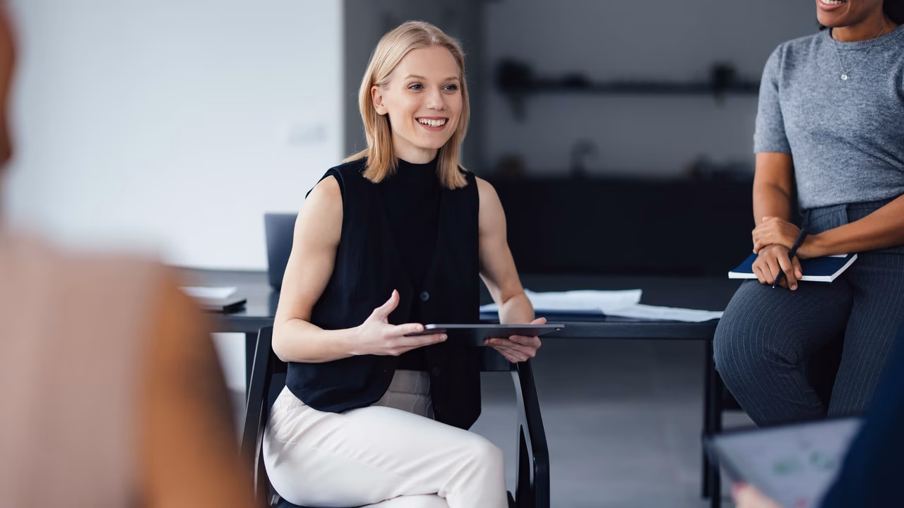 Team Besprechung mit agiler Arbeitsweise und modernen Tools