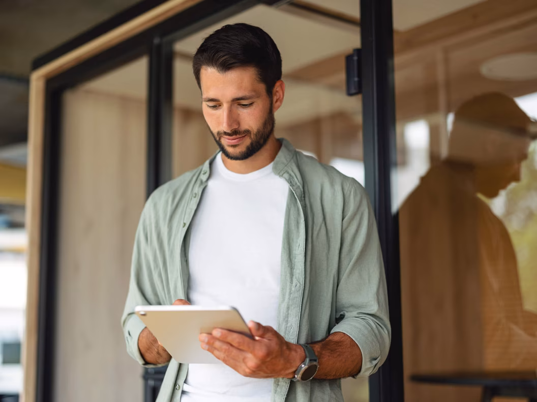 IT-Experte ueberwacht die Systemlandschaft mit digitalen Werkzeugen