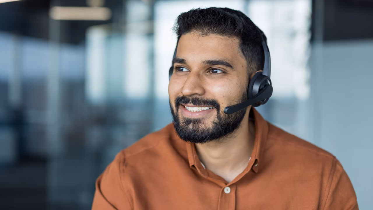 Berater mit Headset unterstützt Unternehmen bei der Sensibilisierung für Informationssicherheit