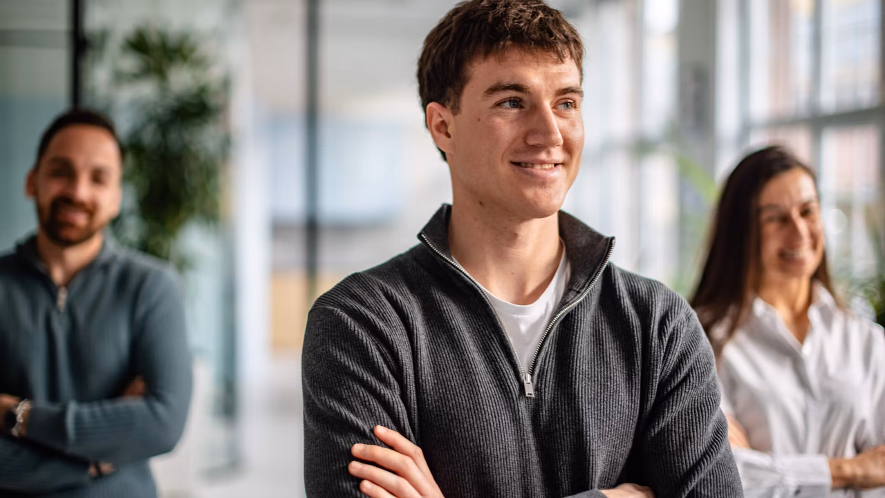 Drei Personen arbeiten gemeinsam an einem Projekt im Kontext moderner Kollaborationsloesungen