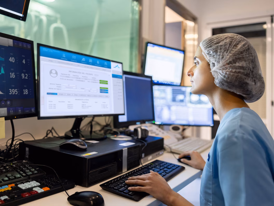 Digitales Gesundheitswesen medizinische Mitarbeiterin am Computer