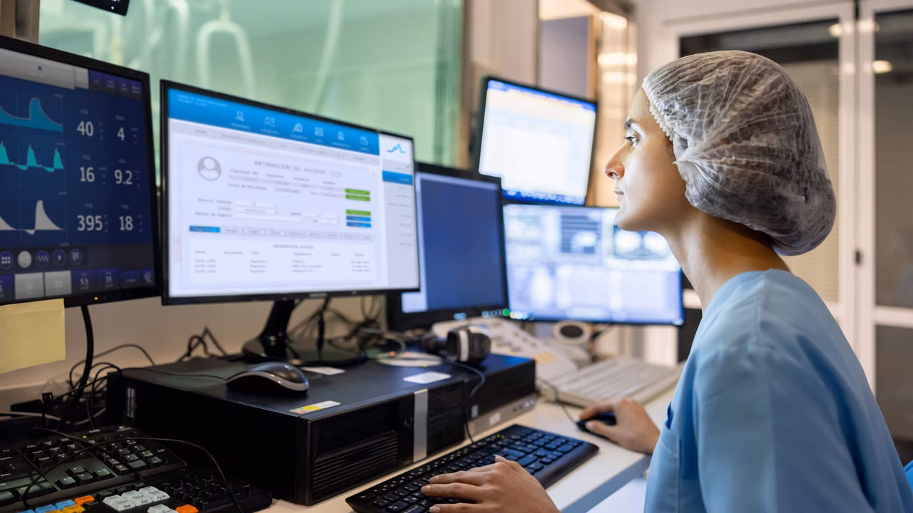Digitales Gesundheitswesen medizinische Mitarbeiterin am Computer