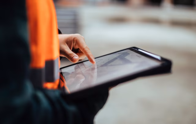 Ingenieur mit Tablet auf der Baustelle