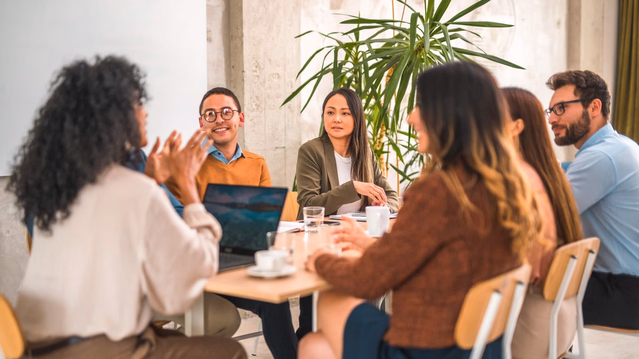 Team arbeitet erfolgreich zusammen im Kontext professioneller Managed Services