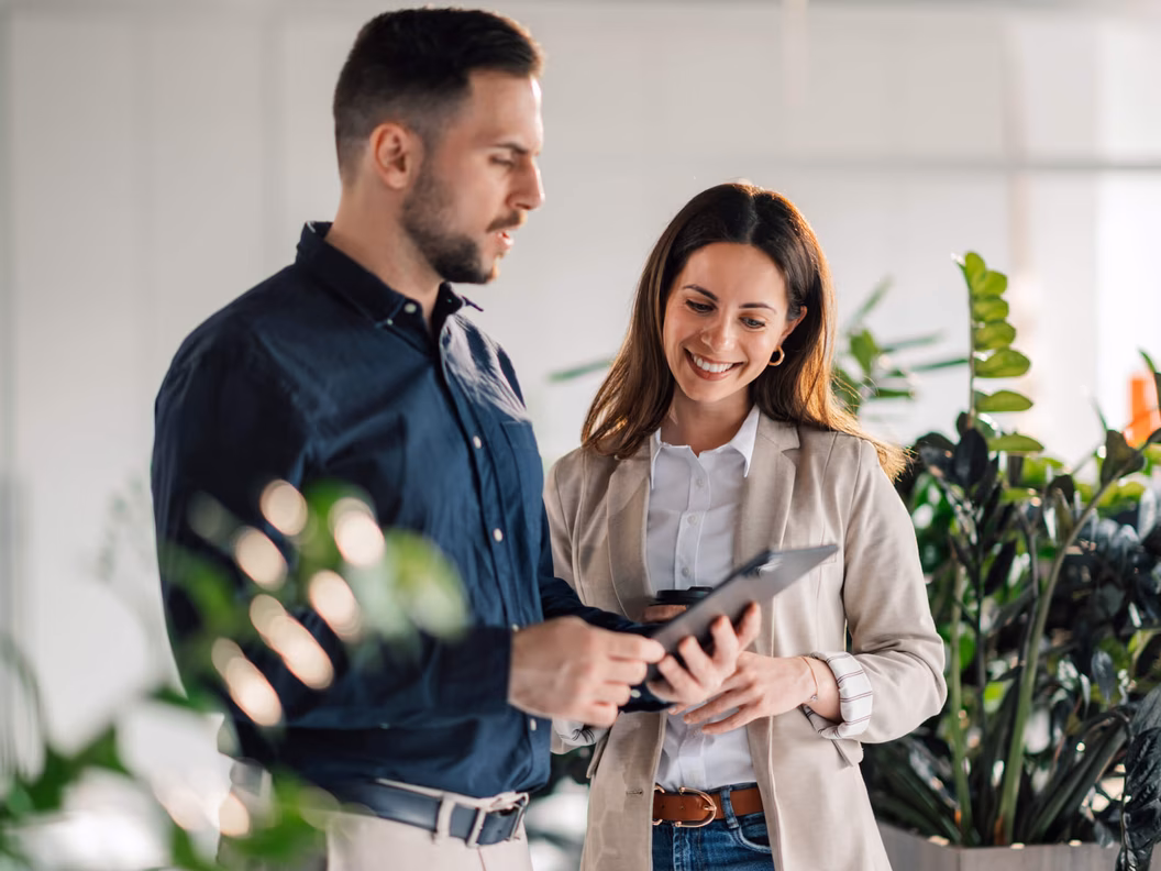 Zwei Mitarbeitende arbeiten in einem modernen Büro an der strategischen Digitalisierung