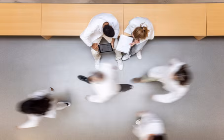 Zusammenarbeit in einem dynamischen Krankenhausumfeld