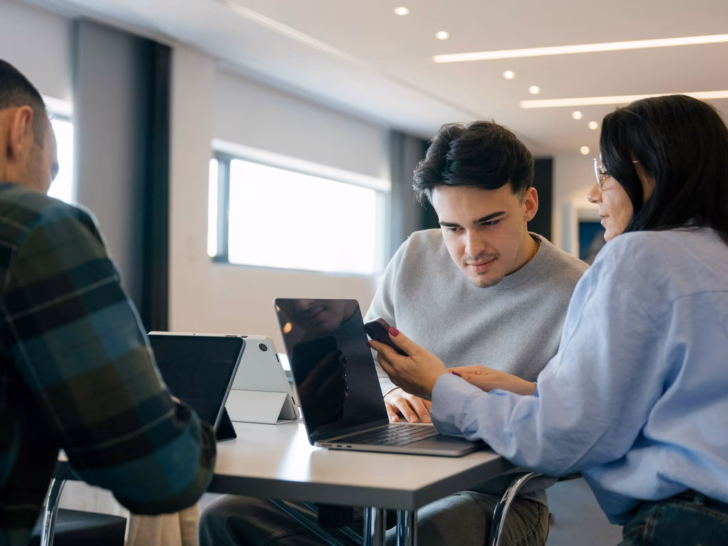 Team aus 3 Personen arbeiten agil zusammen