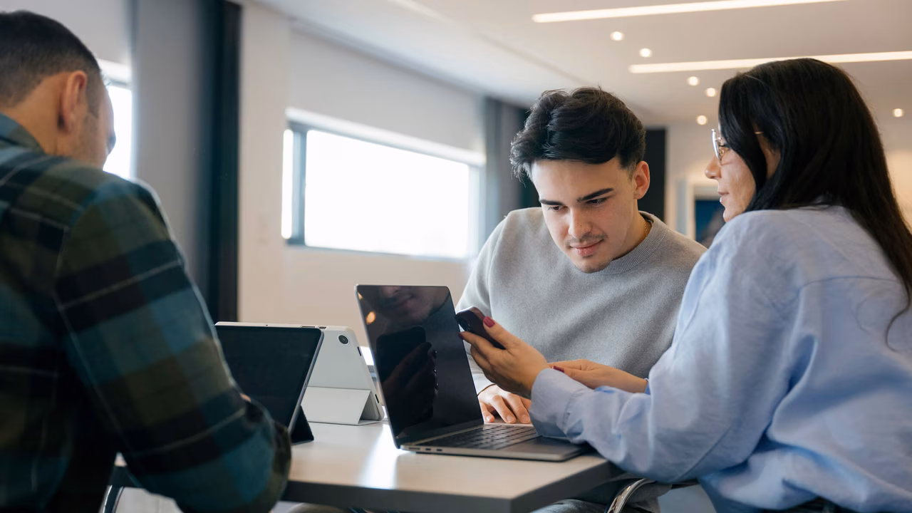 Team aus 3 Personen arbeiten agil zusammen