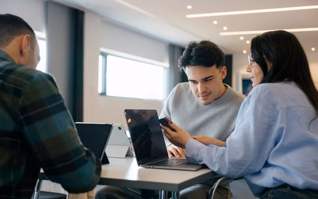 Team aus 3 Personen arbeiten agil zusammen