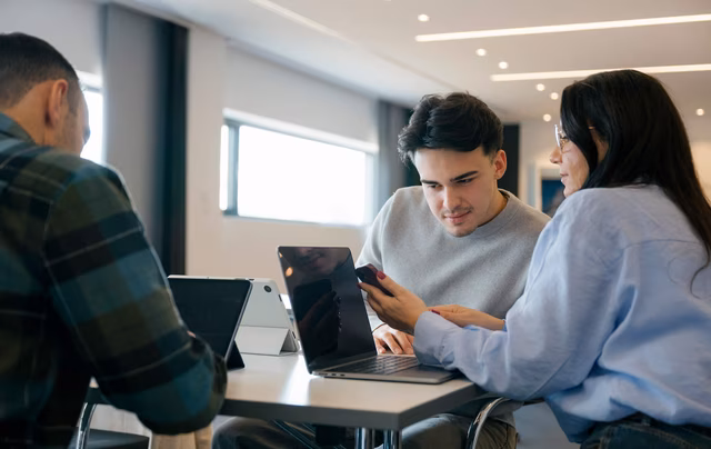 Team aus 3 Personen arbeiten agil zusammen
