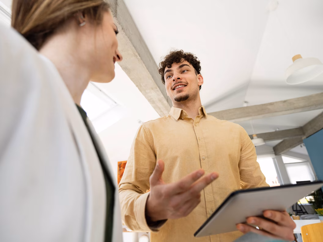 Zwei Personen stimmen sich mit einem Tablet zu einer Digitalstrategie ab