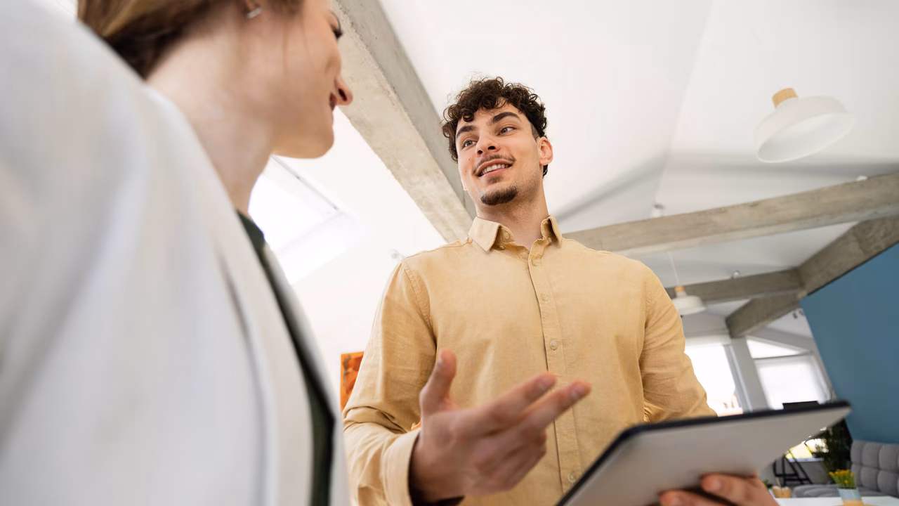 Zwei Personen stimmen sich mit einem Tablet zu einer Digitalstrategie ab