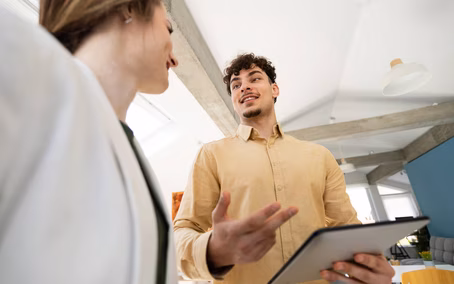 Zwei Personen stimmen sich mit einem Tablet zu einer Digitalstrategie ab