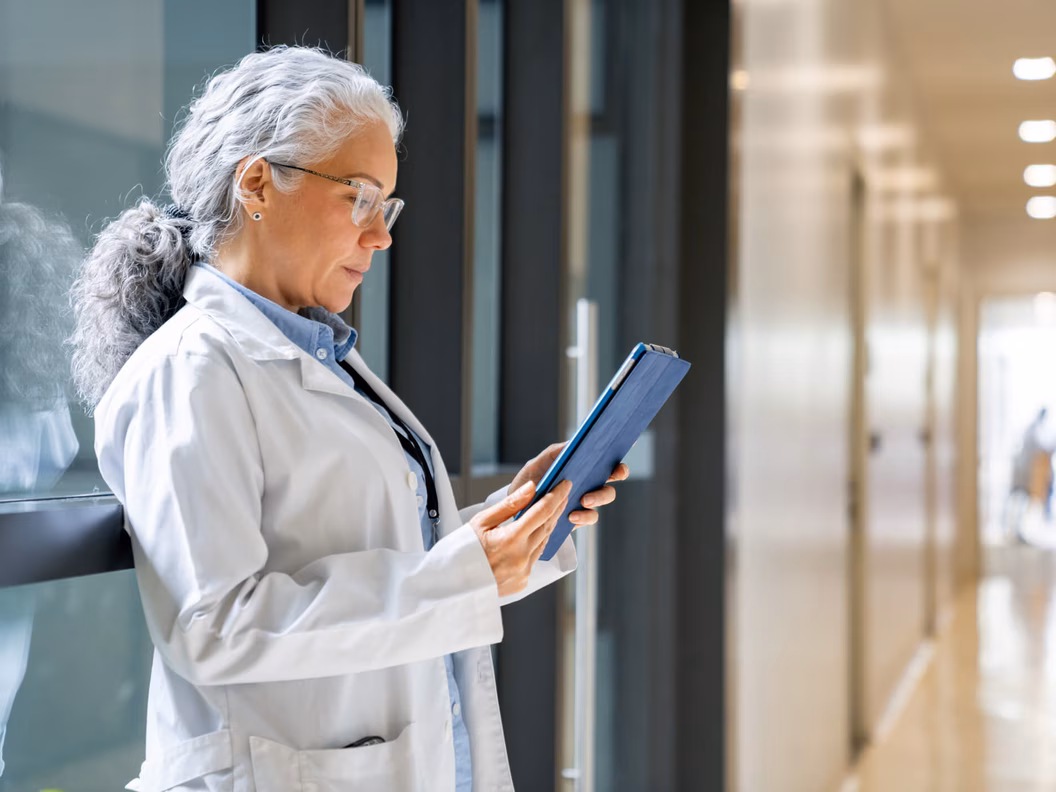 Ärztin im Krankenhaus mit Informationen am iPad
