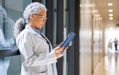 Ärztin im Krankenhaus mit Informationen am iPad