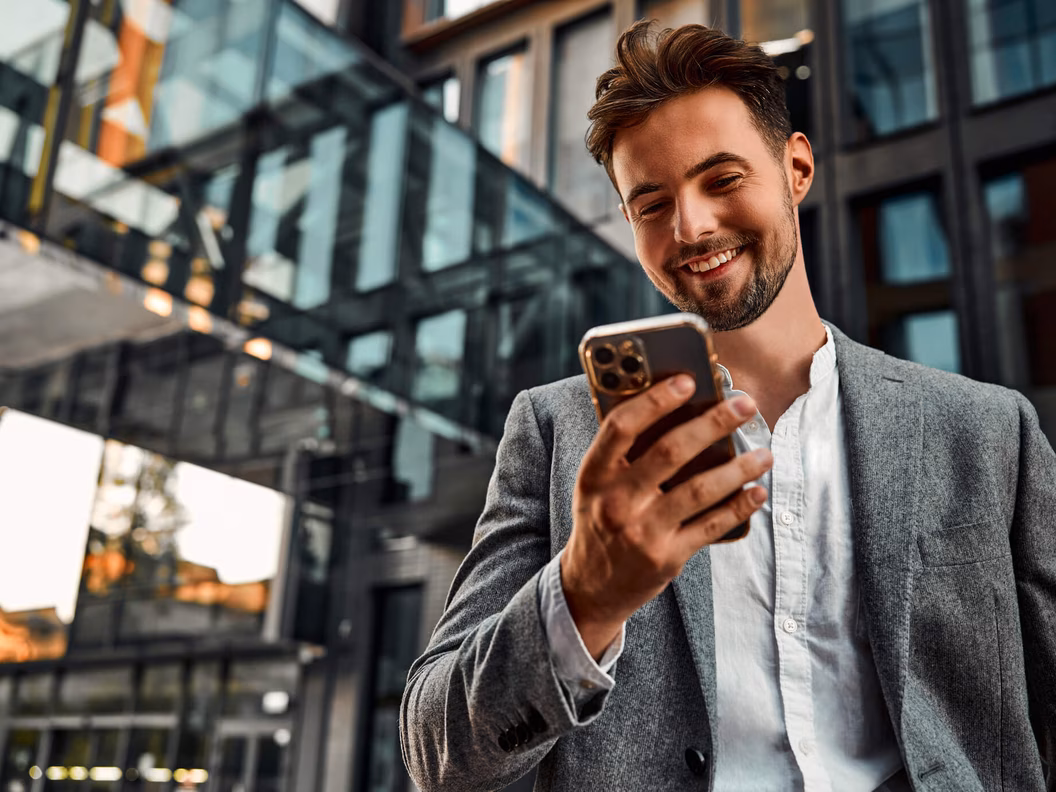 Portrait Mann mobiles Arbeiten am iPhone