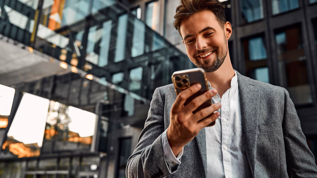Portrait Mann mobiles Arbeiten am iPhone