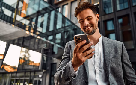 Portrait Mann mobiles Arbeiten am iPhone