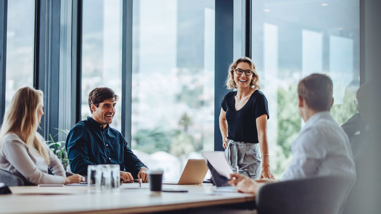 Bürokollegen, die während der Besprechung im Konferenzraum zwanglose diskutieren