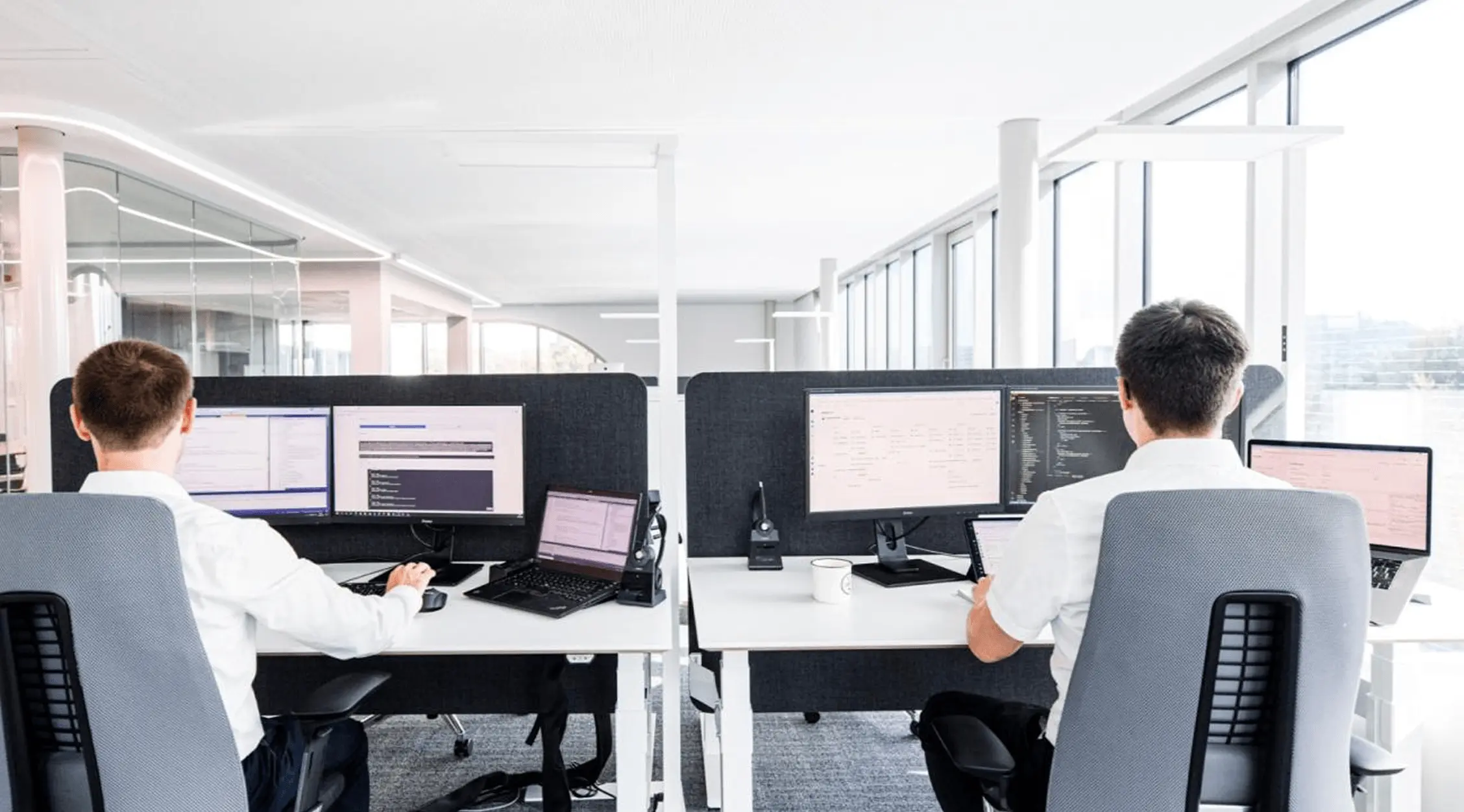Developer Team sitzt vor Equipment in modernem Büro