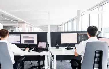 Developer Team sitzt vor Equipment in modernem Büro
