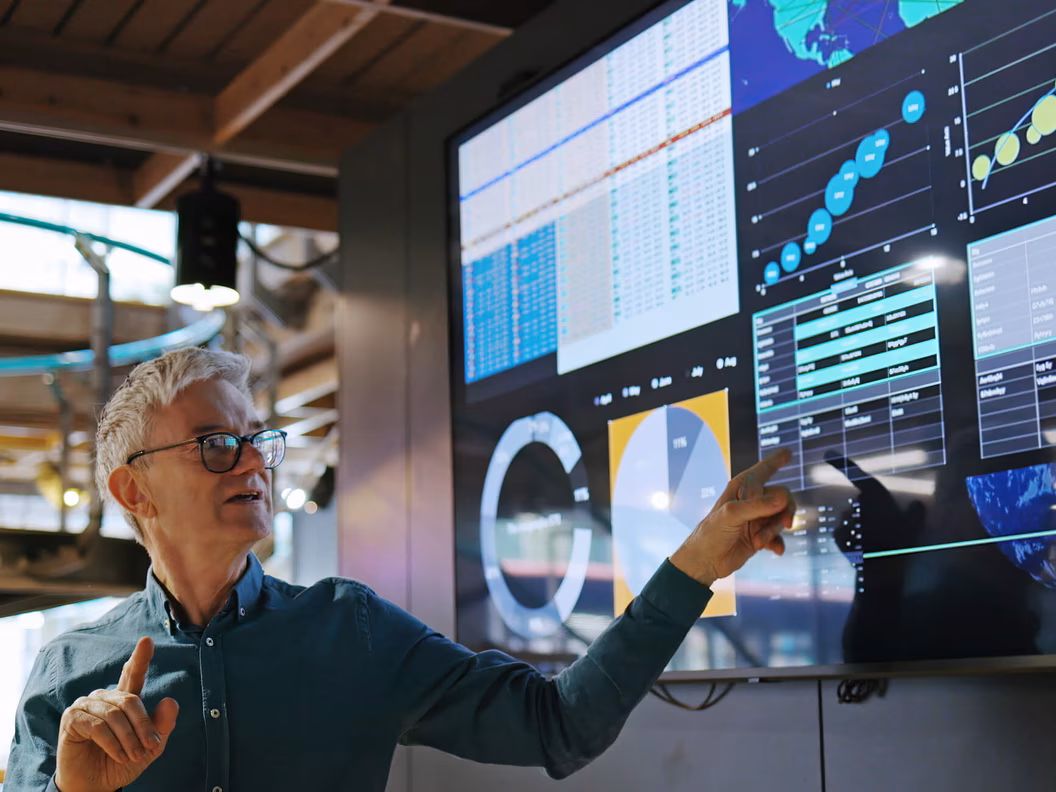 Business Intelligence Mann mit Dashboards