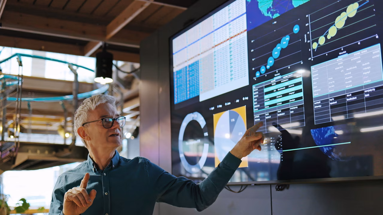 Business Intelligence Mann mit Dashboards