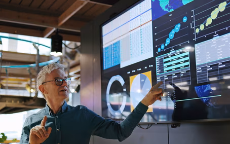 Business Intelligence Mann mit Dashboards