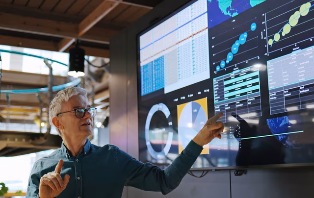 Business Intelligence Mann mit Dashboards