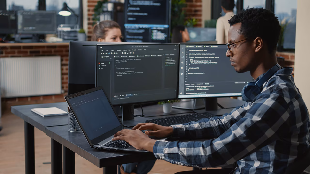Entwickler arbeitet an der datenschutzkonformen Umsetzung einer Softwareanwendung.
