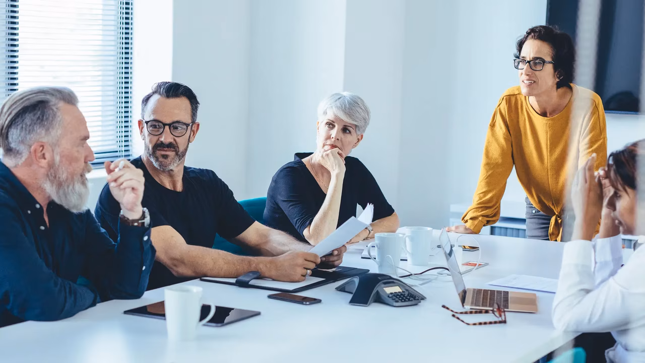 Diverses Team in einem modernen Meetingraum