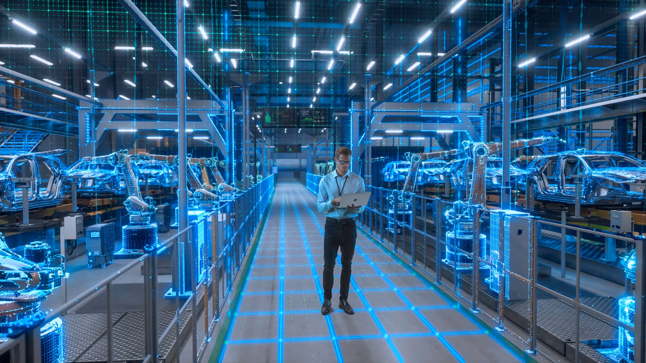 Techniker aktiviert futuristische Automobilfabrik, Lagerbau von Roboterarmen und Fahrzeugrahmen