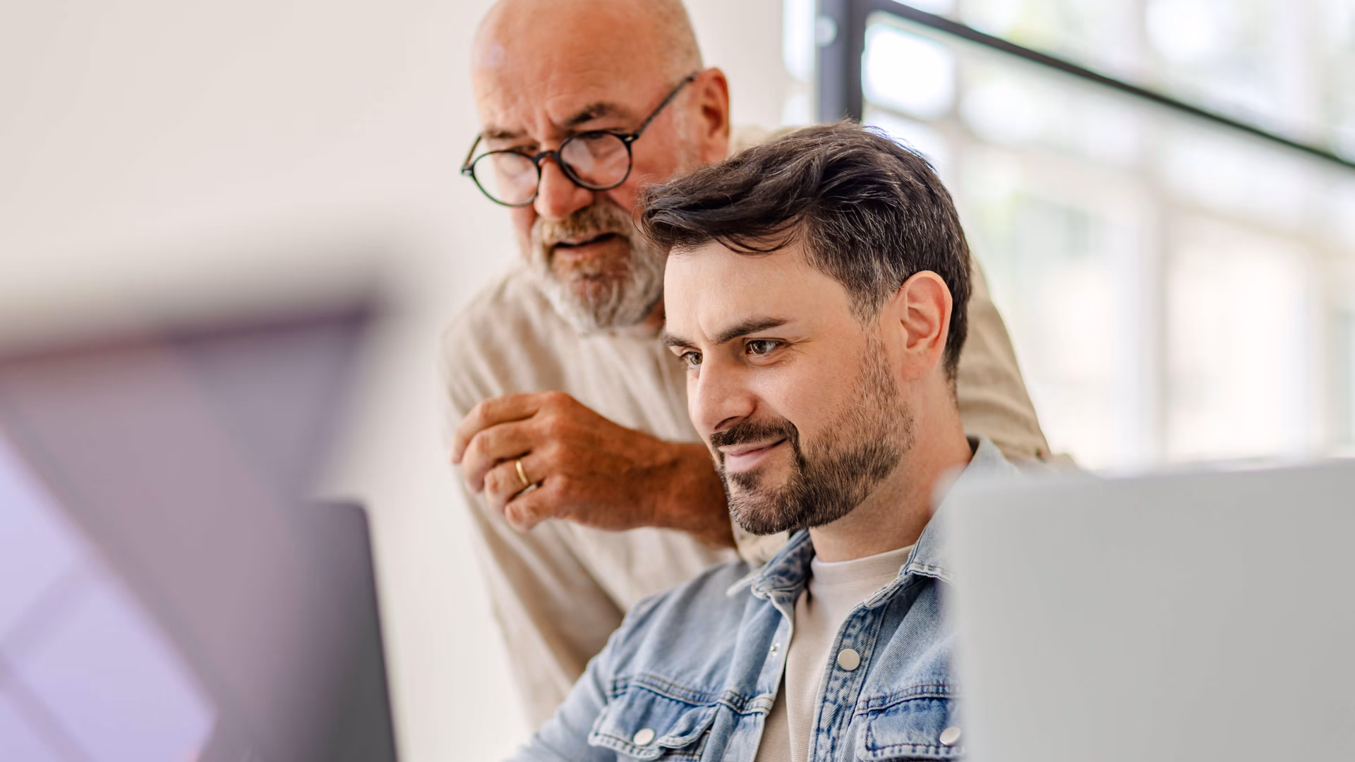 Zusammenarbeit in einem hellen Büro mit Fachleuten, die an Technologieprojekten arbeiten