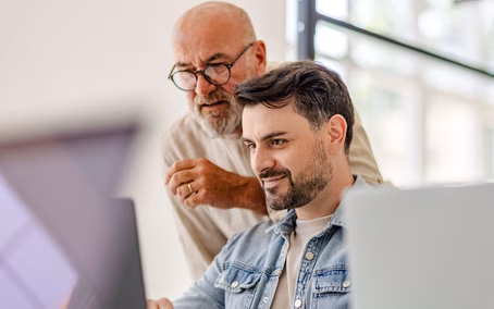 Zusammenarbeit in einem hellen Büro mit Fachleuten, die an Technologieprojekten arbeiten