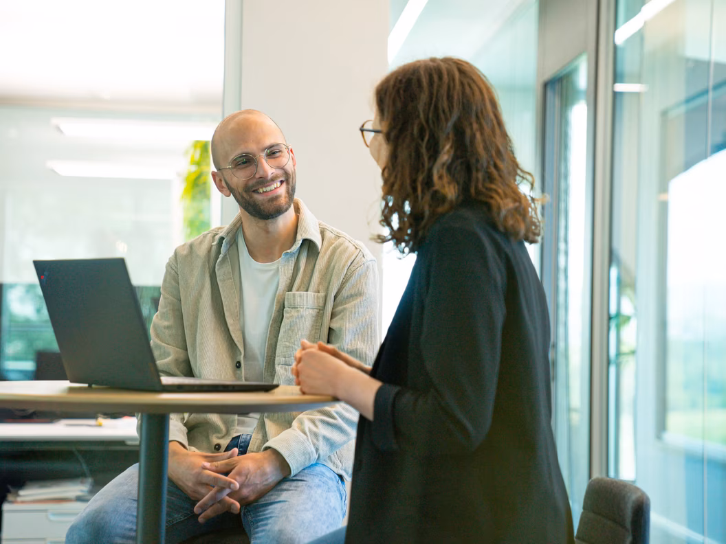 Ein Mitarbeiter und eine Mitarbeiterin bei der Zusammenarbeit im modernen Office