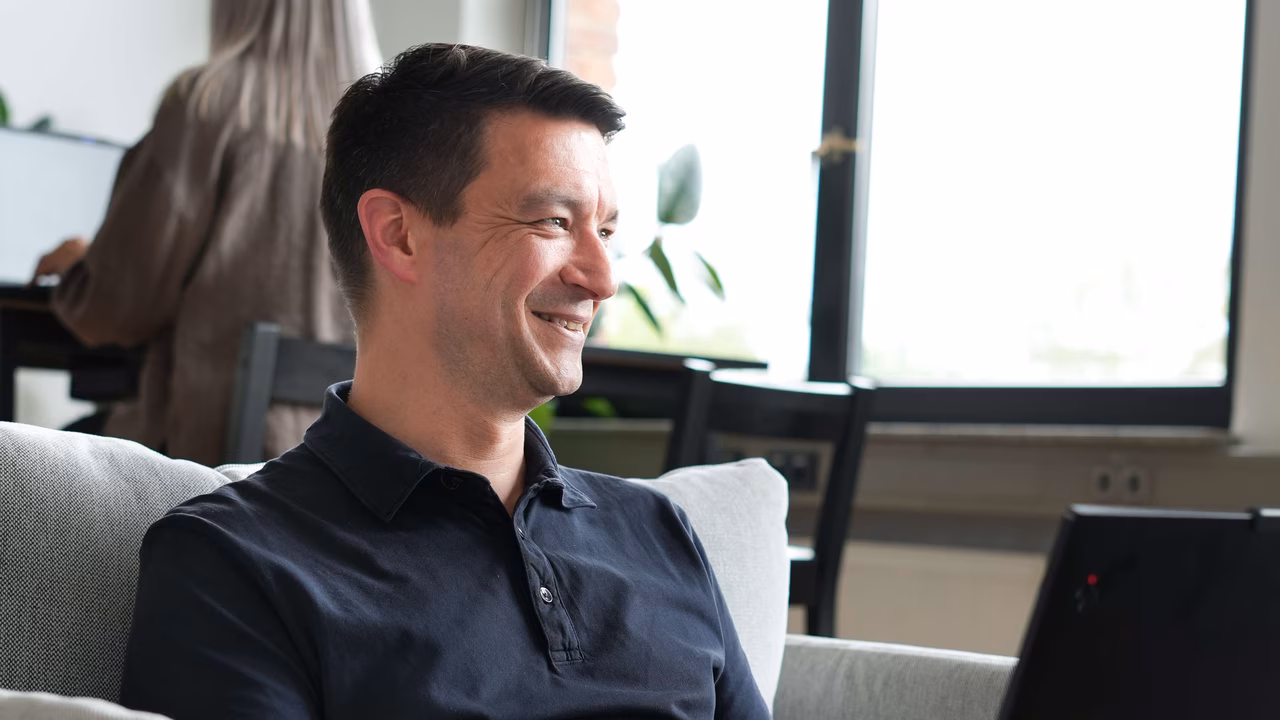 IT Mitarbeiter arbeitet in Coworking Space der FC-Gruppe