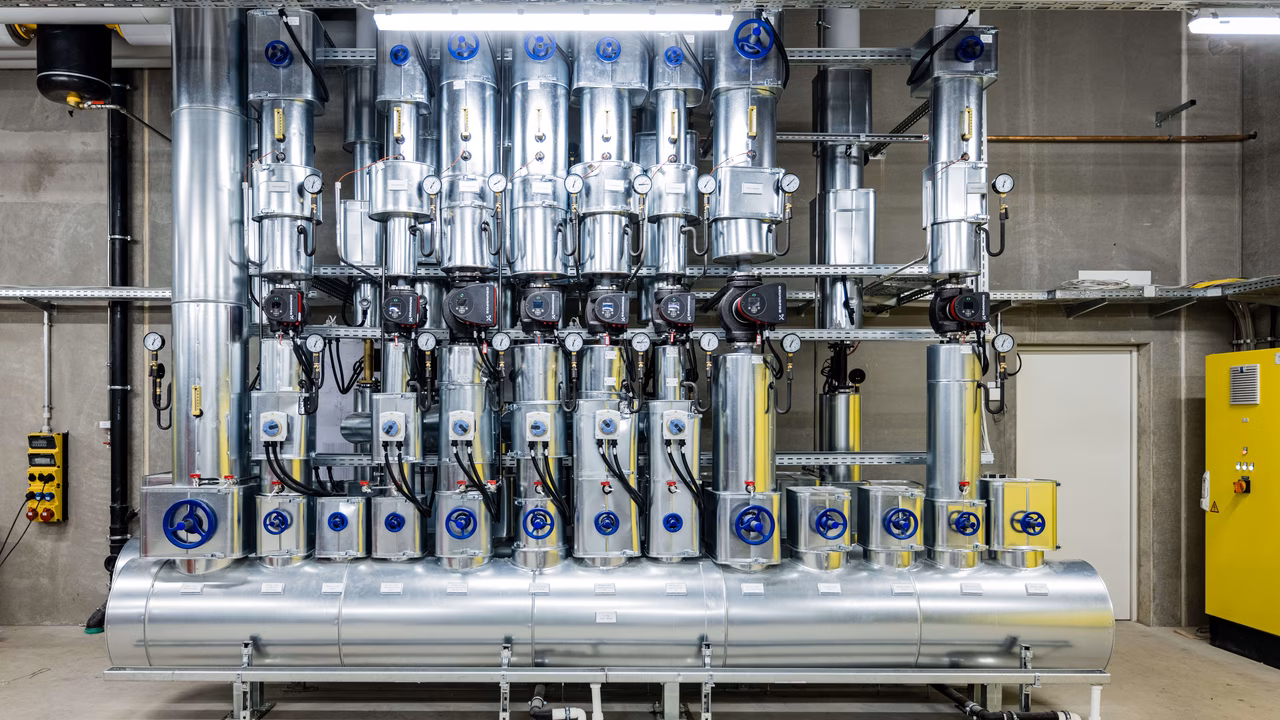 komplexe Wärme-/Kälteverteilung, hydraulischer Verteiler einer größeren TGA-Anlage