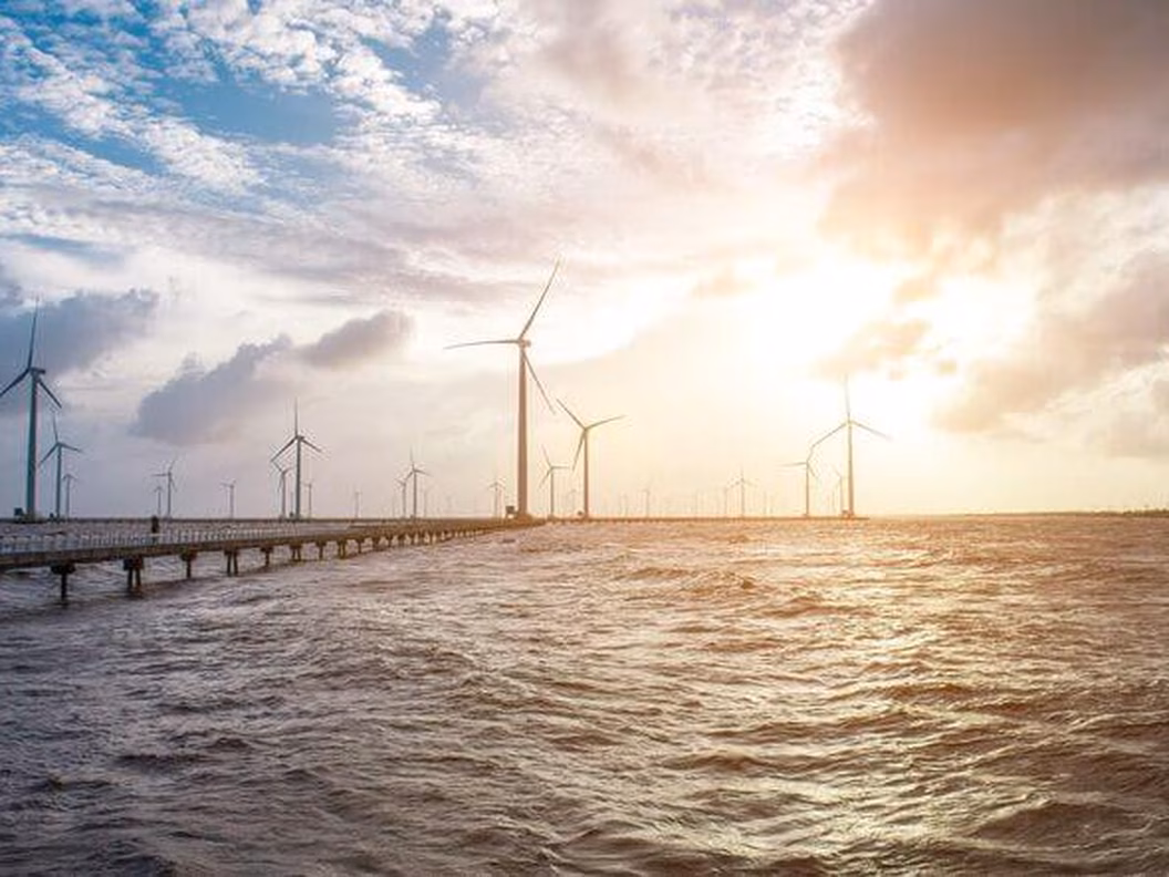 Windräder am Meer im kontext der Energieversorgung